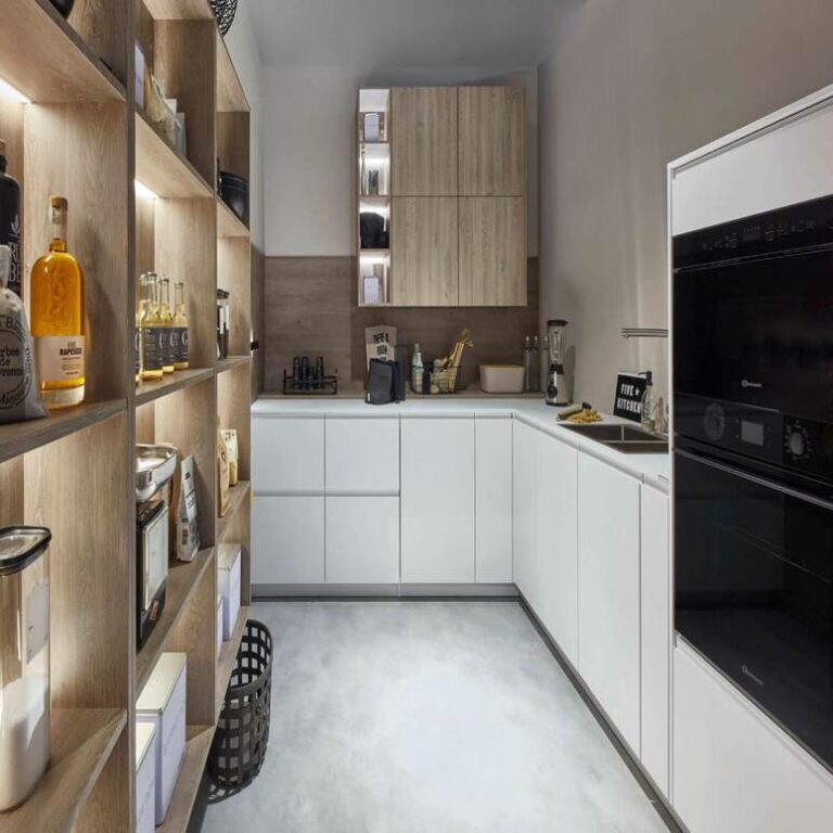 Moderne weiße Küche Moderne weiße Küche mit Hochschränken, Holzregal und schwarzen Einbaugeräten – Küche kaufen Remscheid