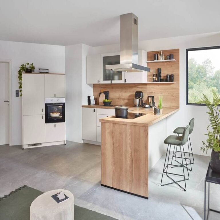 Offene Küche mit Holztheke – Küche kaufen Remscheid Offene Küche mit Theke aus Holz, Barhockern und Insel-Dunstabzugshaube