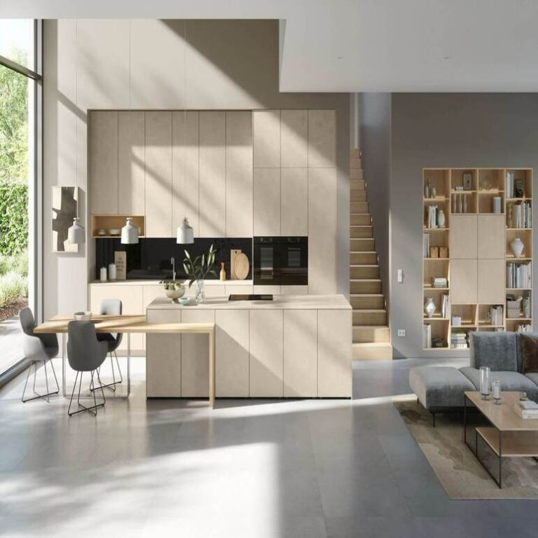 Offene Küche mit Wohnbereich – Küche kaufen Remscheid Offene moderne Küche in Beige mit Kochinsel, Essplatz und angrenzendem Wohnbereich